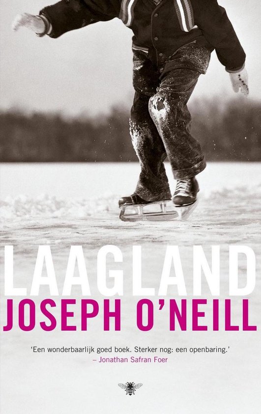 Boekomslag Laagland met een zwart-witfoto van een jongen op schaatsen en de titel.