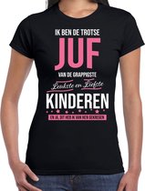 Trotse juf cadeau t-shirt zwart voor dames - wit en roze letters - verjaardag / bedankje / kado shirts - cadeau voor juf / lerares / onderwijzeres S