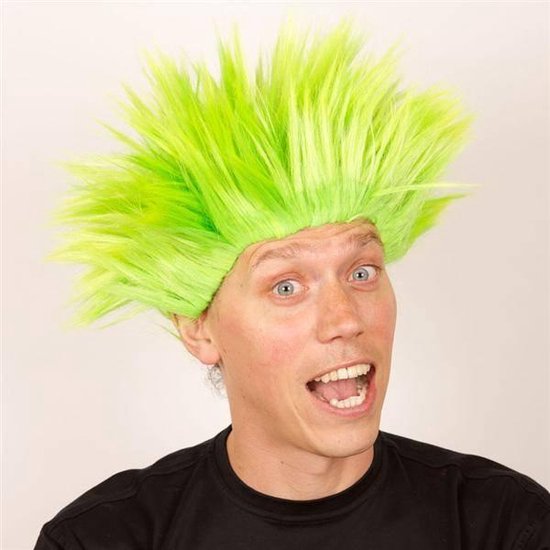 Pruik met stekels in fel groen, gedragen op een man met een zwarte t-shirt.