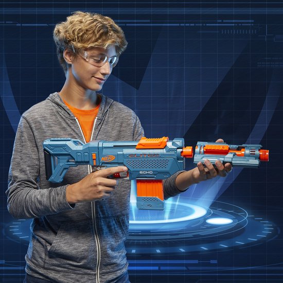 Jongen met veiligheidsbril, demonteert een blauwe NERF Elite 2.0 Echo blaster.