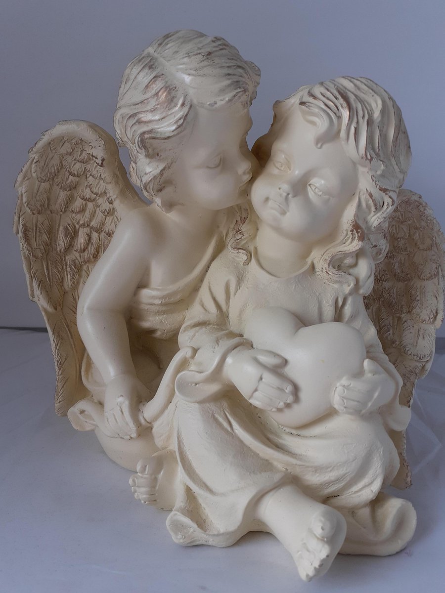 Statue ange assis amoureux du coeur polystone 26x22x22 cm
