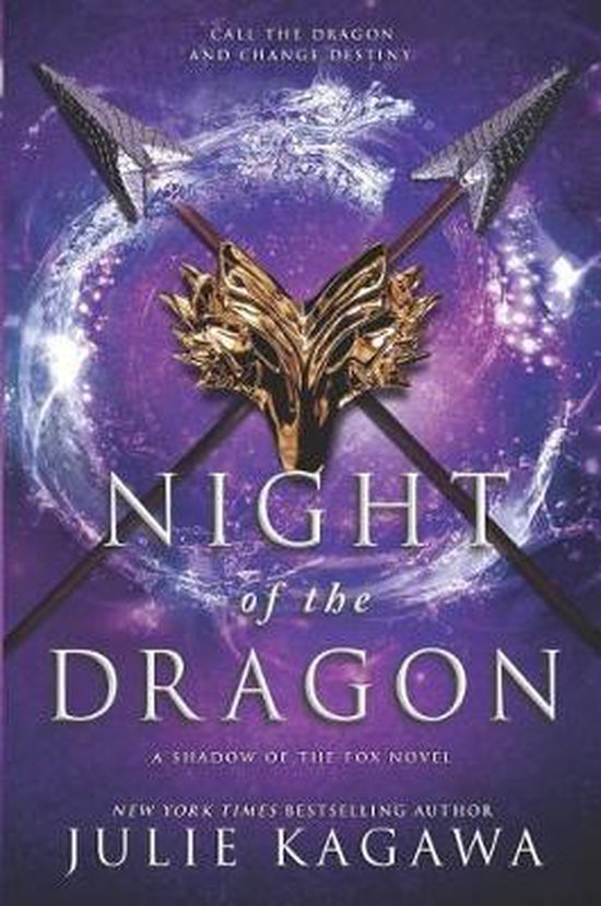 Boekomslag met de titel "Night of the Dragon" in grote letters, met een gouden drakenmasker en twee speren. De achtergrond is paars met sterrenstof.