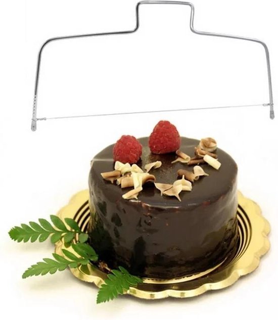 Een kleine, met chocolade geglazuurde taart met frambozen, boven een zilveren taartsnijder.