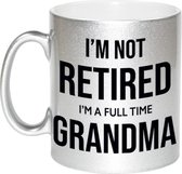 Im not retired im a full time grandma koffiemok / theebeker - 330 ml - zilverkleurig - oma / kantoorhumor / VUT / pensioen - grappige cadeau mok / beker voor collega