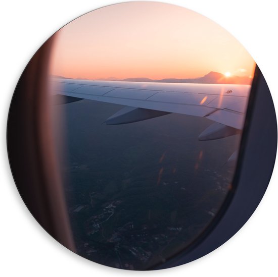 WallClassics - Dibond Muurcirkel - Uitzicht vanuit een Vliegtuig Raam op Land bij Zonsondergang - 80x80 cm Foto op Aluminium Muurcirkel (met ophangsysteem)