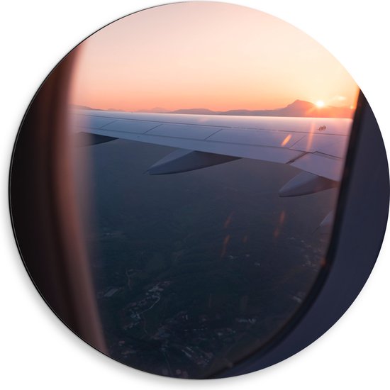 WallClassics - Dibond Muurcirkel - Uitzicht vanuit een Vliegtuig Raam op Land bij Zonsondergang - 50x50 cm Foto op Aluminium Muurcirkel (met ophangsysteem)