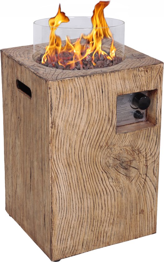 Brandende houten buitenhaard met glazen windvanger en zichtbare lavastenen. Bedieningsknoppen aan de zijkant.