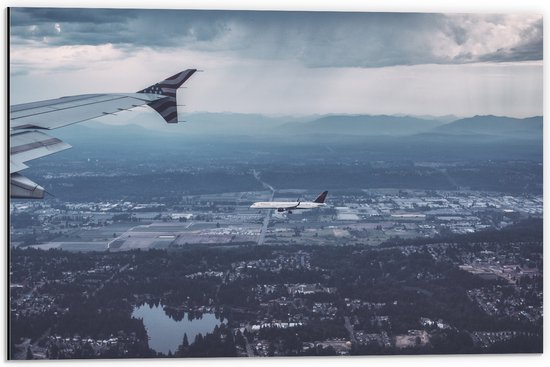 WallClassics - Dibond - Twee Vliegtuigen vlak boven het Land - 60x40 cm Foto op Aluminium (Met Ophangsysteem)