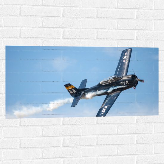 WallClassics - Muursticker - Vliegende Blauwe Jachtvliegtuig - 100x50 cm Foto op Muursticker