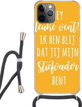 Hoesje met koord Geschikt voor iPhone 12 Pro Max - Stiefvader - Spreuken - Blij dat jij mijn stiefvader bent - Quotes - Siliconen - Crossbody - Backcover met Koord - Telefoonhoesje met koord - Hoesje met touw