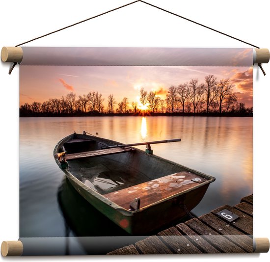 WallClassics - Textielposter - Veroeste Vissersboot op het Water met Zonsondergang - 40x30 cm Foto op Textiel