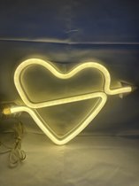 LED Hart+Pijl met neonlicht - geel neon licht - Op batterijen en USB - hoogte 17 x 28.5 x 2 cm - Wandlamp - Sfeerlamp - Decoratieve verlichting - Woonaccessoires