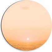 WallClassics - Dibond Muurcirkel - Mistige Zonsondergang boven Zee - 30x30 cm Foto op Aluminium Muurcirkel (met ophangsysteem)