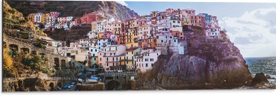 Dibond - Gekleurden Huizen op Bergen - Italië - 90x30 cm Foto op Aluminium (Wanddecoratie van metaal)