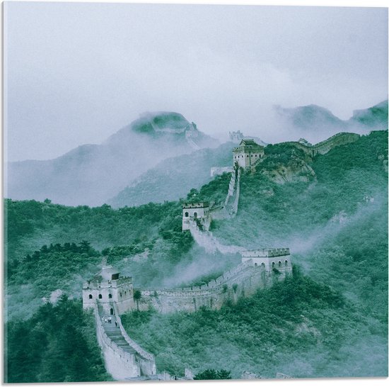 WallClassics - Acrylglas - Chinese Muur door Bosgebied in China - 50x50 cm Foto op Acrylglas (Wanddecoratie op Acrylaat)