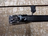 RR22-69.zw.m : zwart leren riem, zwarte arendskop buckle, messingkl stripe, 125cm