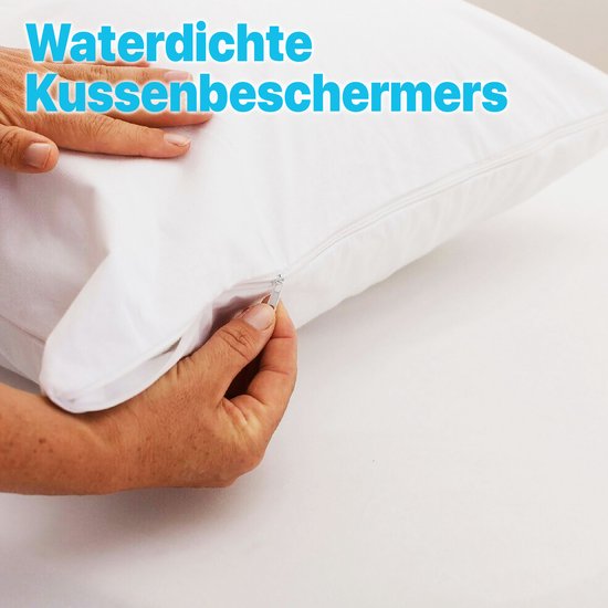 Housse de coussin blanche avec fermeture éclair, avec le texte 'Waterdichte Kussenbeschermers'.