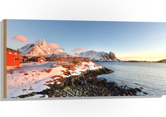 Hout - Prachtig Sneeuwlandschap aan het Stromende Water in Noorwegen - 100x50 cm - 9 mm dik - Foto op Hout (Met Ophangsysteem)