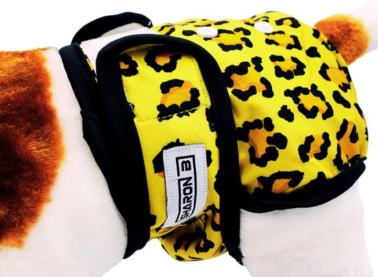 Dichtbij opname van een gele loopsheidbroek met luipaardprint om de achterkant van een hond, met 'Sharon B' logo.