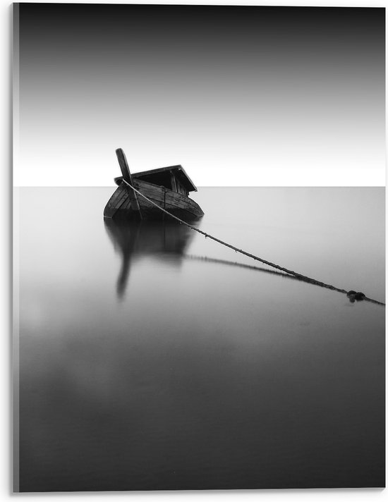 WallClassics - Acrylglas - Zinkende Houten Boot op Meer (zwart-wit) - 30x40 cm Foto op Acrylglas (Met Ophangsysteem)
