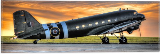 WallClassics - Vlag - Zwart Vliegtuig bij Zonsondergang - 60x20 cm Foto op Polyester Vlag