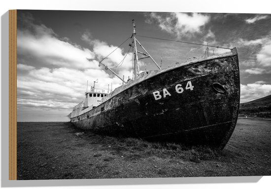 WallClassics - Hout - Zwart Gestrand Schip - Zwart Wit - 60x40 cm - 9 mm dik - Foto op Hout (Met Ophangsysteem)