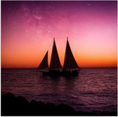 WallClassics - Poster Glanzend – Zeilboot op Zee met paars gele Lucht - 50x50 cm Foto op Posterpapier met Glanzende Afwerking