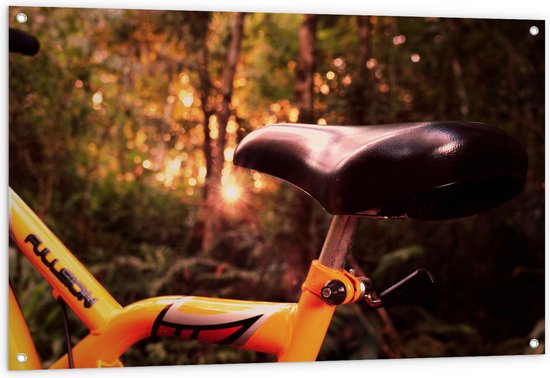 WallClassics - Tuinposter – Zadel van Gele Fiets in het Bos - 120x80 cm Foto op Tuinposter (wanddecoratie voor buiten en binnen)