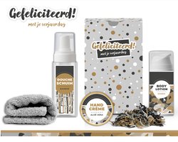 Geschenkset "Gefeliciteerd met je verjaardag" - 4 producten - 330 gram - Triomf Cosmetica | Giftset voor haar Luxe wellness cadeaubox Cadeau vrouw Gefeliciteerd Geschenk Feestje Cadeaupakket Bamboe Gift Set Moeder Vriendin Zus Verjaardagscadeau Grijs