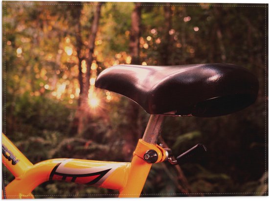 WallClassics - Vlag - Zadel van Gele Fiets in het Bos - 40x30 cm Foto op Polyester Vlag