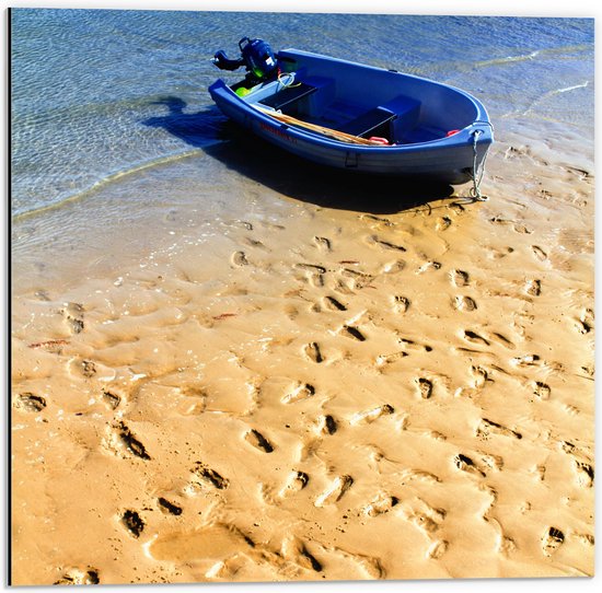WallClassics - Dibond - Voetstappen in het Zand bij Blauwe Boot aan het Water - 50x50 cm Foto op Aluminium (Wanddecoratie van metaal)