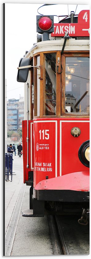 WallClassics - Dibond - Rode Tram door de Stad - 20x60 cm Foto op Aluminium (Wanddecoratie van metaal)