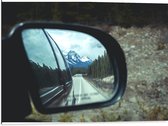 WallClassics - Dibond - Uitzicht op Besneeuwde Bergen in Autospiegel - 80x60 cm Foto op Aluminium (Met Ophangsysteem)