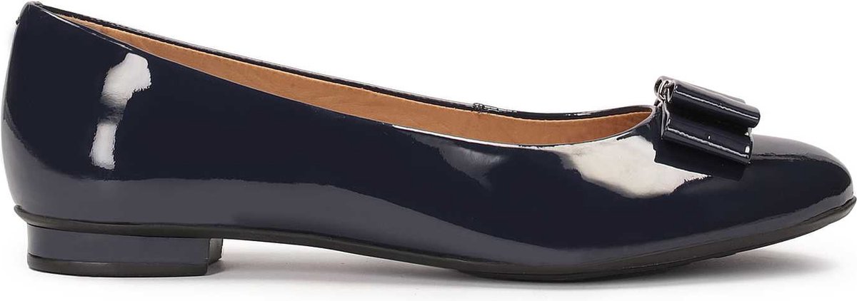 Navy blue lacquered ballerinas with a bow