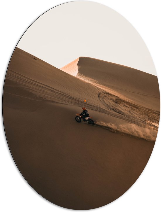 WallClassics - Dibond Ovaal - Oranje Motorrijder op Zandheuvel in de Woestijn - 72x96 cm Foto op Ovaal (Met Ophangsysteem)