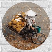 WallClassics - Muursticker Cirkel - Uitzicht op Vietnamese Goederen Bezorger op Fiets - 50x50 cm Foto op Muursticker