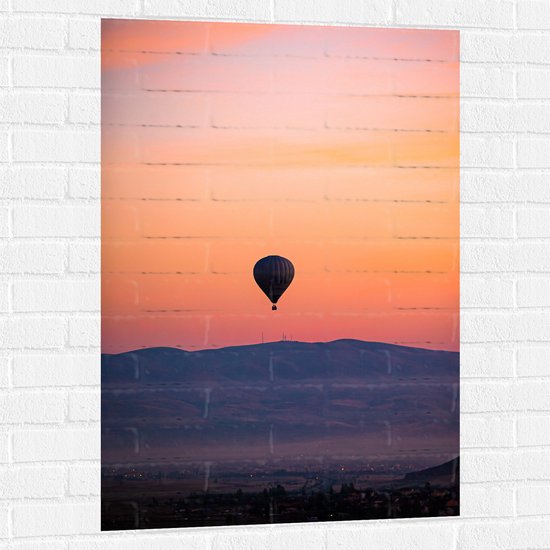 Muursticker - Heteluchtballon boven Berg tijdens Zonsondergang in Turkije - 70x105 cm Foto op Muursticker