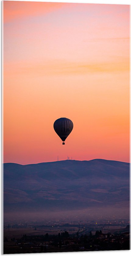 Acrylglas - Heteluchtballon boven Berg tijdens Zonsondergang in Turkije - 50x100 cm Foto op Acrylglas (Wanddecoratie op Acrylaat)