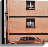 WallClassics - Canvas - Roestkleurige Kever Auto geparkeerd voor Gebouw - 40x40 cm Foto op Canvas Schilderij (Wanddecoratie op Canvas)