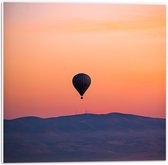 PVC Schuimplaat- Heteluchtballon boven Berg tijdens Zonsondergang in Turkije - 50x50 cm Foto op PVC Schuimplaat
