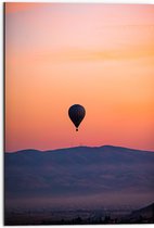 Dibond - Heteluchtballon boven Berg tijdens Zonsondergang in Turkije - 50x75 cm Foto op Aluminium (Wanddecoratie van metaal)