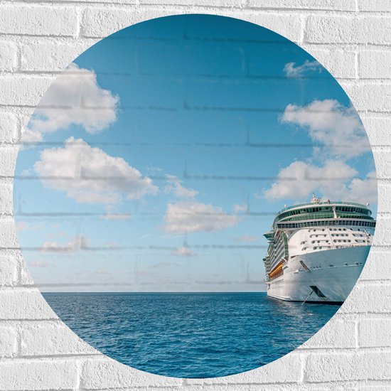 WallClassics - Muursticker Cirkel - Vooraanzicht van Groot Cruiseschip op Open Zee - 80x80 cm Foto op Muursticker