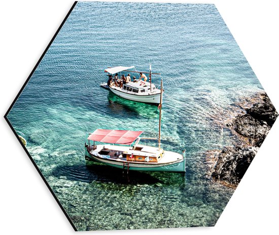 WallClassics - Dibond Hexagon - Overdekte Vissersbootjes bij Rotsen in Blauwe Zee - 30x26.1 cm Foto op Hexagon (Met Ophangsysteem)
