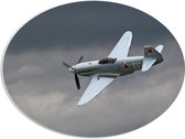 WallClassics - PVC Schuimplaat Ovaal - Wit Vliegtuigje bij Donkere Wolken - 68x51 cm Foto op Ovaal (Met Ophangsysteem)
