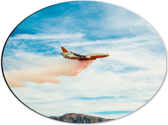WallClassics - Dibond Ovaal - Rood met Wit Vliegtuig vliegend Boven Bergen met Oranje Rook - 40x30 cm Foto op Ovaal (Met Ophangsysteem)