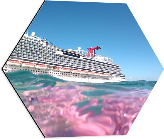 WallClassics - Dibond Hexagon - Uitzicht op Grote Cruise vanuit de Zee - 50x43.5 cm Foto op Hexagon (Met Ophangsysteem)