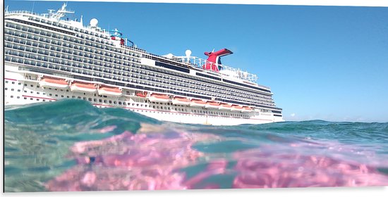 WallClassics - Dibond - Uitzicht op Grote Cruise vanuit de Zee - 100x50 cm Foto op Aluminium (Met Ophangsysteem)