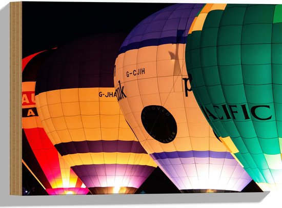 WallClassics - Hout - Vier Verschillende Kleuren Luchtballonnen in het Donker - 40x30 cm - 9 mm dik - Foto op Hout (Met Ophangsysteem)