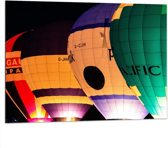 WallClassics - Dibond - Vier Verschillende Kleuren Luchtballonnen in het Donker - 100x75 cm Foto op Aluminium (Wanddecoratie van metaal)