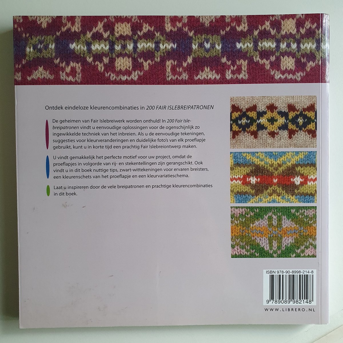 Boekomslag met gebreide patronen in roze, groen, geel en blauw. ISBN-nummer op achterkant.
